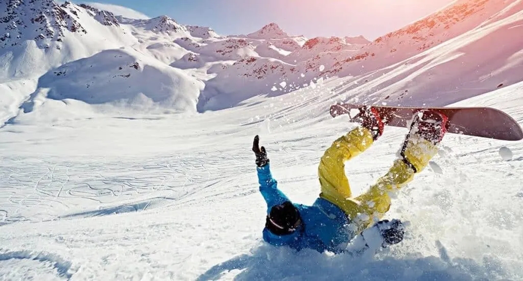 kontuzje snowboardowe - upadek na kość ogonową