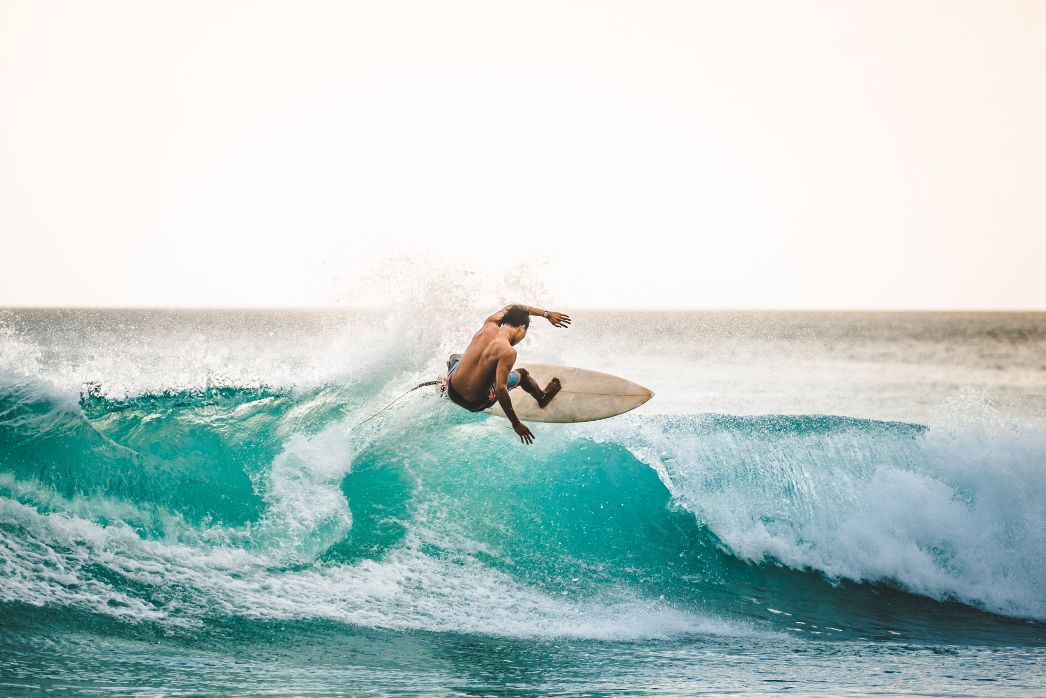 Po sezonie: surfing w Polsce i Europie | ze snowboardu na deskę surfingową