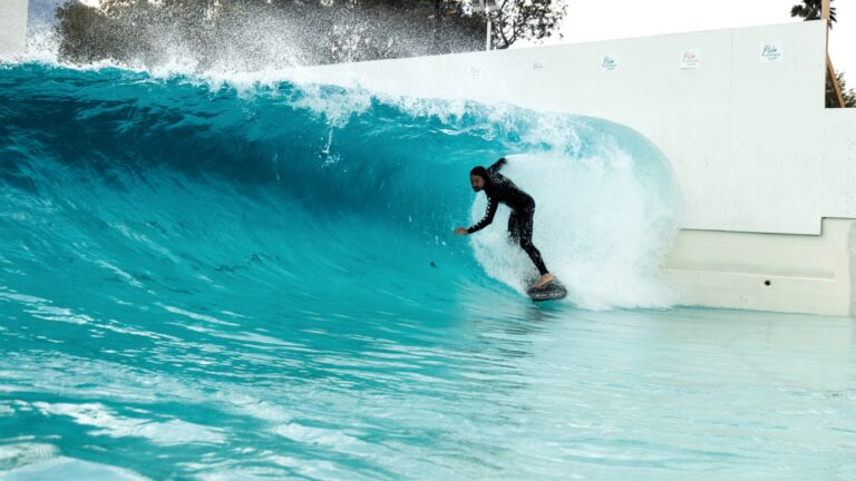 Surfing na sztucznej fali? Tak! Poznaj alternatywę dla fal oceanu.