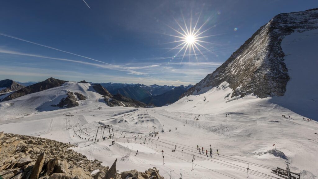 Snowboard w lato? Tak, to możliwe. W wysokich alpejskich szczytach zima się kończy. Poznaj najpopularniejsze całoroczne lodowce w Europie!