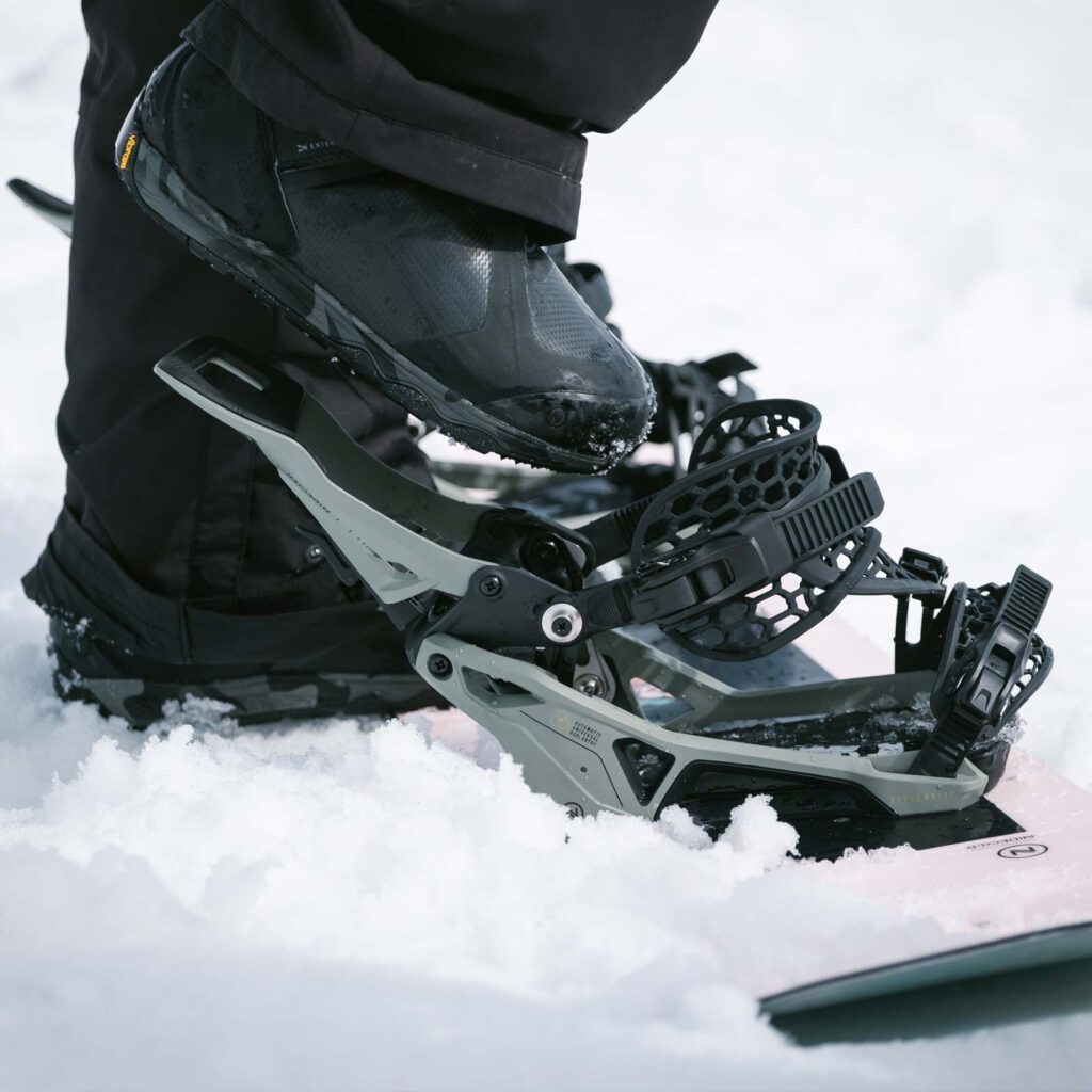 Nidecker Supermatic jest tym, na co snowboarding czekał: pierwszym uniwersalnym, automatycznym wiązaniem z możliwością klasycznego wpięcia. Czy to będzie rewolucja wiązań step-on i step-in?