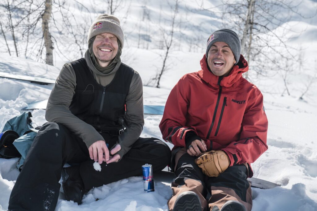 Kai Lenny i Travis Rice - znany surfer i ikona snowboardu łączą siły, by razem pokonać strome zjazdy i wyzwania szczytów Alaski. 