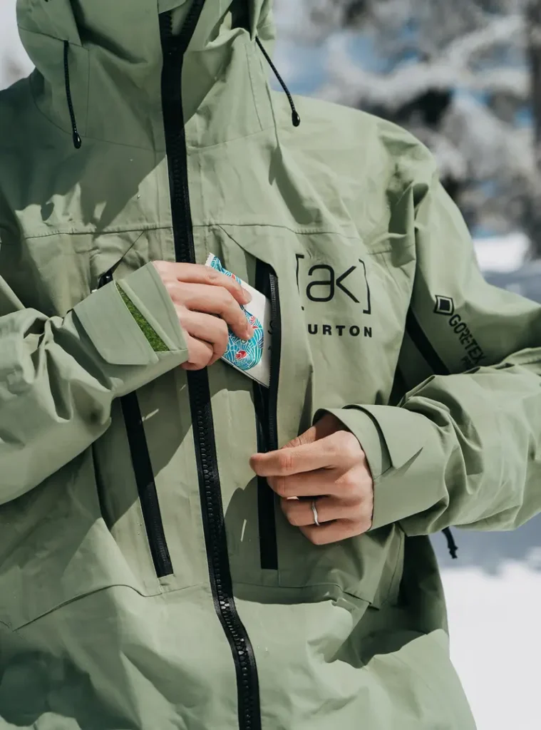 W dzisiejszych czasach wybór odzieży z membraną Gore-Tex® stał się standardem dla wielu snowboardzistów. W tym artykule dowiesz się, dlaczego warto inwestować w odzież z membraną Gore-Tex®, jak to działa i jak dbać o odzież techniczną. 