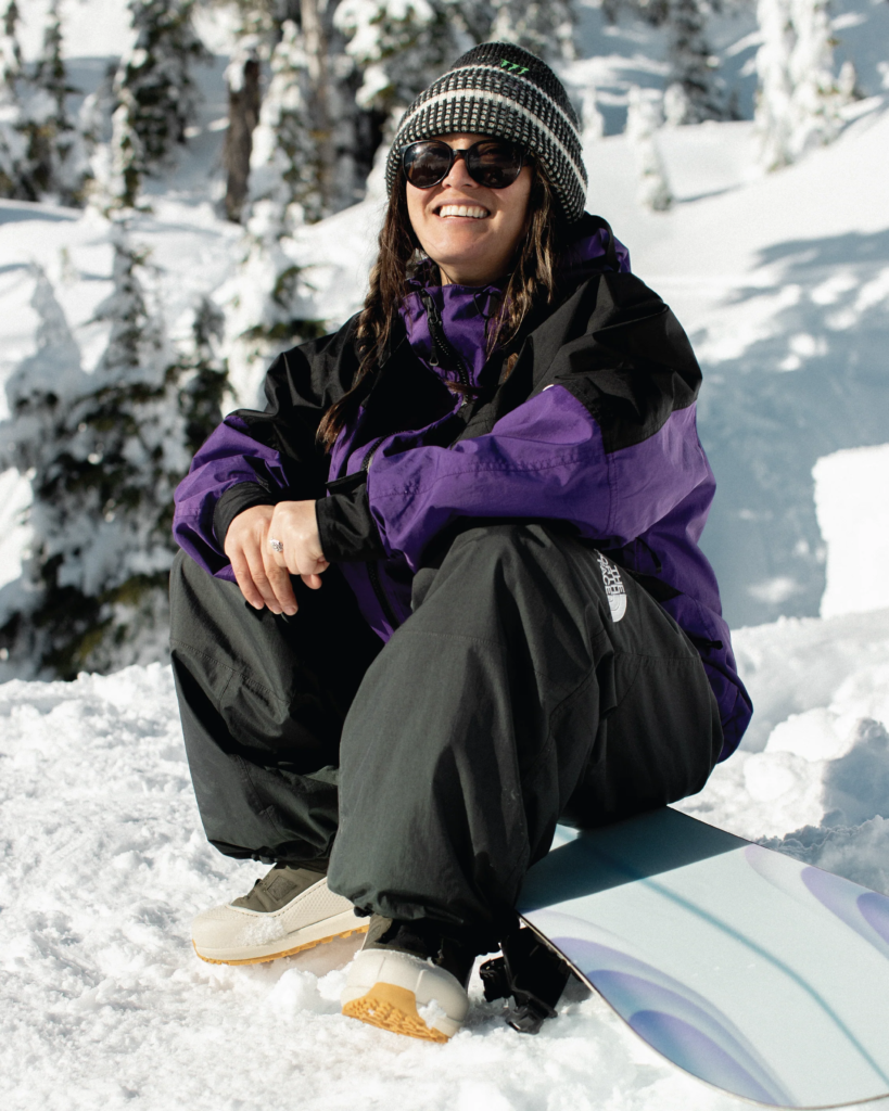 Union Binding Company ogłosiło 10 czerwca, że Jess Kimura — jedna z najbardziej wpływowych snowboardzistek w historii — dołącza do teamu Union Boot Division. To nie jest zwykły transfer sponsorski. Kimura ma realnie współtworzyć buty snowboardowe nowej marki, w tym wymarzony przez nią damski model.