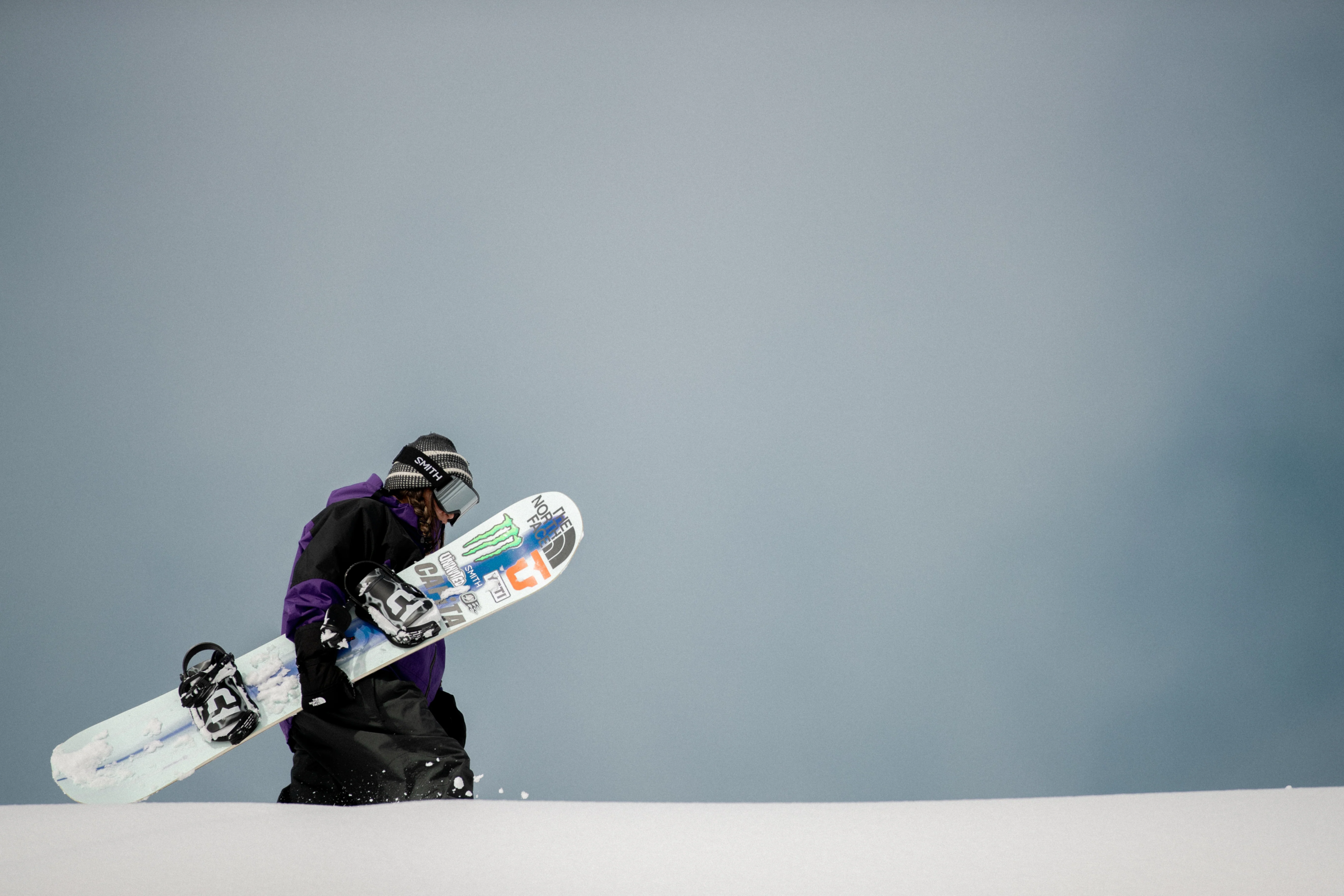 Union Binding Company ogłosiło 10 czerwca, że Jess Kimura — jedna z najbardziej wpływowych snowboardzistek w historii — dołącza do teamu Union Boot Division. To nie jest zwykły transfer sponsorski. Kimura ma realnie współtworzyć buty snowboardowe nowej marki, w tym wymarzony przez nią damski model.