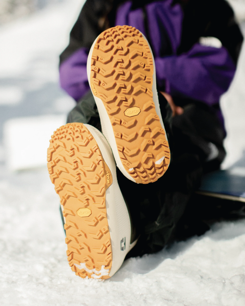 Union Binding Company ogłosiło 10 czerwca, że Jess Kimura — jedna z najbardziej wpływowych snowboardzistek w historii — dołącza do teamu Union Boot Division. To nie jest zwykły transfer sponsorski. Kimura ma realnie współtworzyć buty snowboardowe nowej marki, w tym wymarzony przez nią damski model.