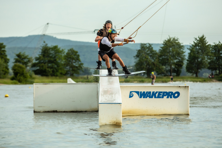 Co robią snowboardziści latem? Wakeboard, czyli deska, która czeka na Ciebie nad najbliższym jeziorem
