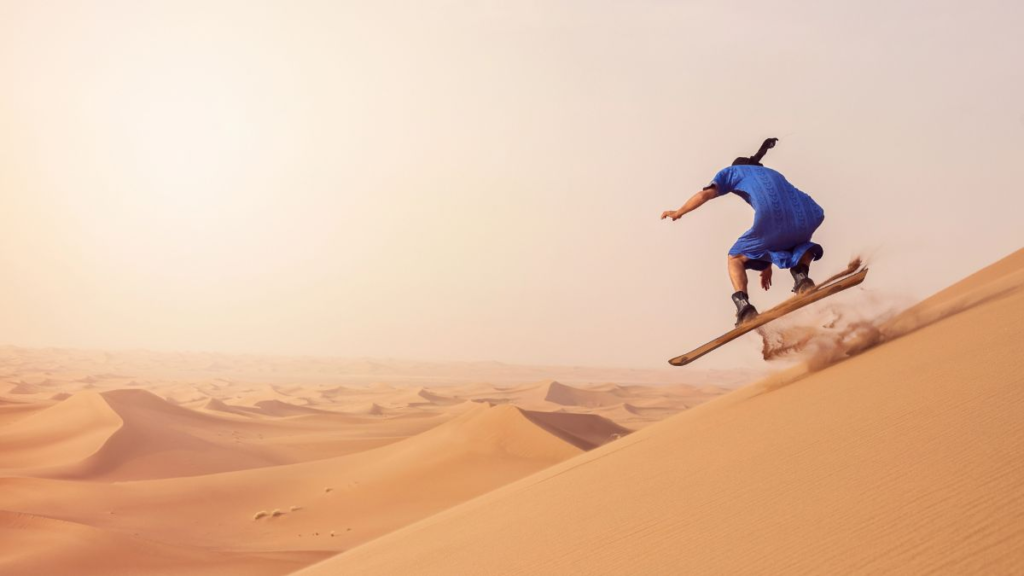 Sandboarding to zjazdy na desce po stromych, piaszczystych wydmach — to fajna wakacyjna atrakcja, którą bierze się przy okazji, kiedy los rzuci Cię w okolice dużych wydm.