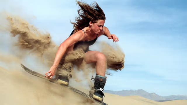 Sandboarding to zjazdy na desce po stromych, piaszczystych wydmach — to fajna wakacyjna atrakcja, którą bierze się przy okazji, kiedy los rzuci Cię w okolice dużych wydm.