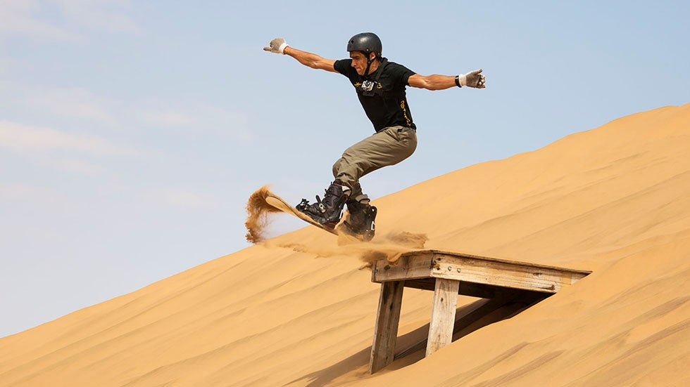 Sandboarding to zjazdy na desce po stromych, piaszczystych wydmach — to fajna wakacyjna atrakcja, którą bierze się przy okazji, kiedy los rzuci Cię w okolice dużych wydm.