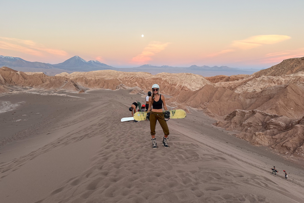 Sandboarding to zjazdy na desce po stromych, piaszczystych wydmach — to fajna wakacyjna atrakcja, którą bierze się przy okazji, kiedy los rzuci Cię w okolice dużych wydm.