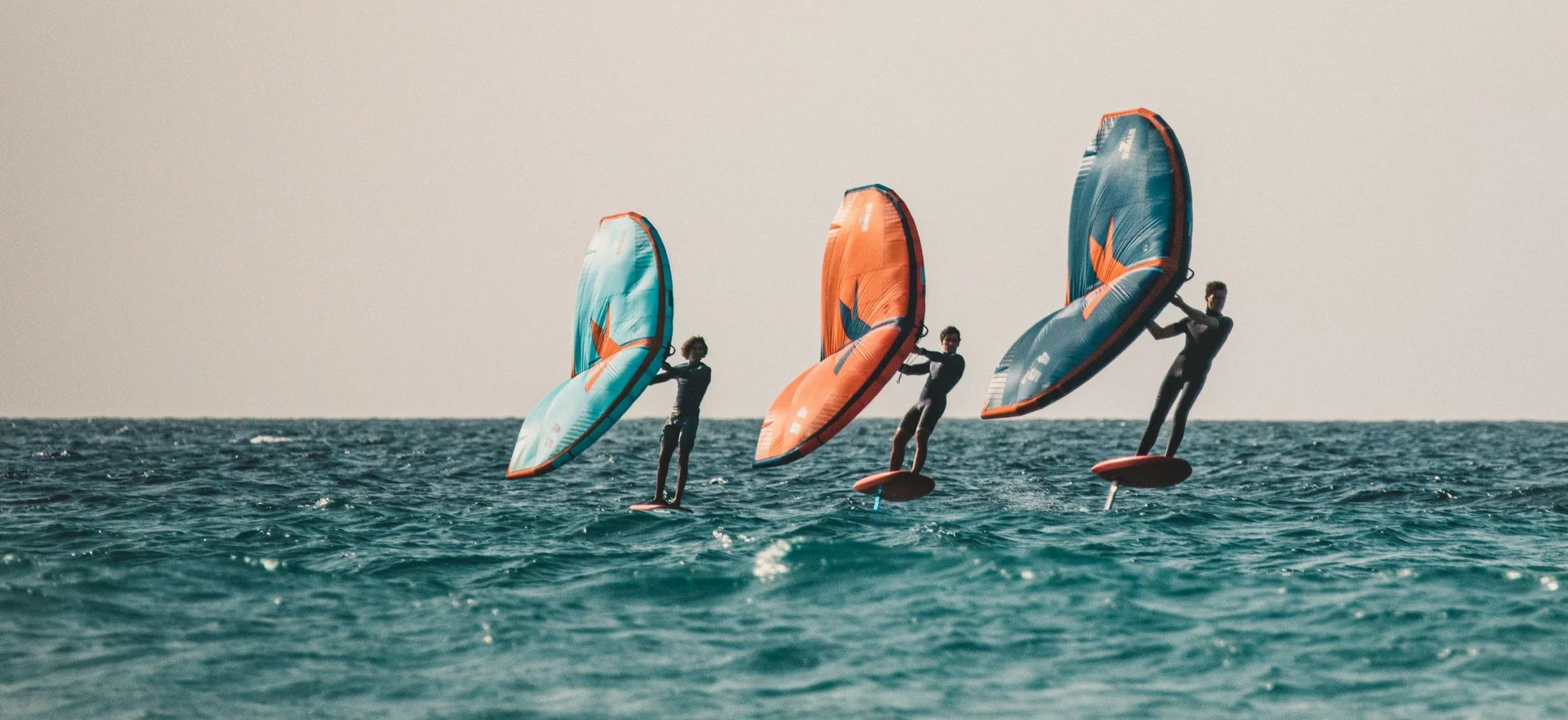 Co robią snowboardziści latem? Wingfoil — i dlaczego najbardziej kręci mnie fala