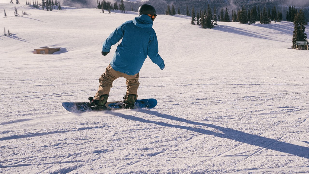 Jazda switch na snowboardzie to jazda drugą nogą do przodu. Jeśli na co dzień jeździsz jako regular, w switchu prowadzisz deskę prawą nogą, tak jak goofy, i odwrotnie. W tym odcinku tłumaczę, po co w ogóle uczyć się switcha i jak zrobić to bez tygodnia frustracji.