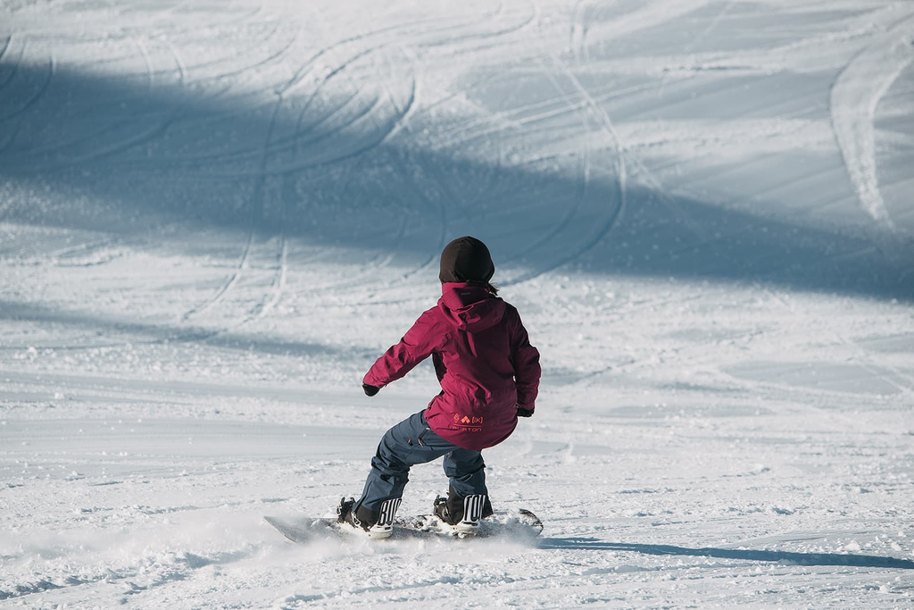 Jazda switch na snowboardzie to jazda drugą nogą do przodu. Jeśli na co dzień jeździsz jako regular, w switchu prowadzisz deskę prawą nogą, tak jak goofy, i odwrotnie. W tym odcinku tłumaczę, po co w ogóle uczyć się switcha i jak zrobić to bez tygodnia frustracji.